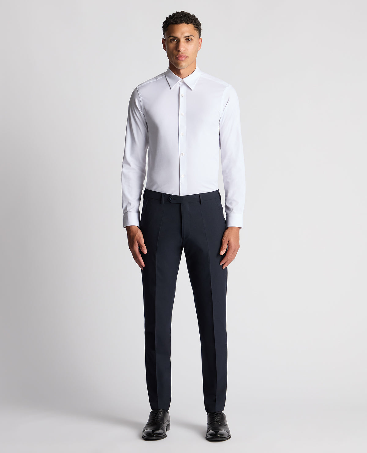Man wearing a white Regular Fit Fine Twill Comfort Shirt