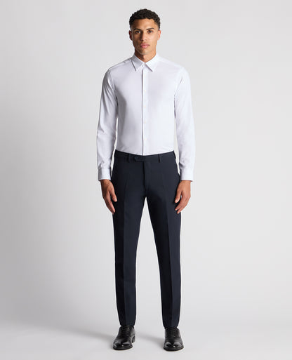 Man wearing a white Regular Fit Fine Twill Comfort Shirt