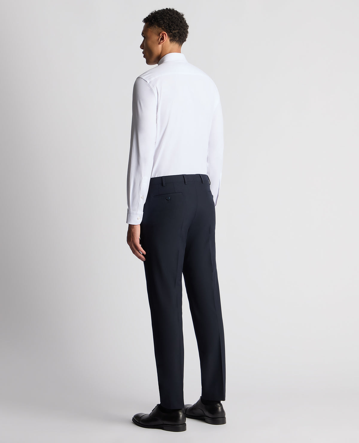 Man wearing a white Regular Fit Fine Twill Comfort Shirt