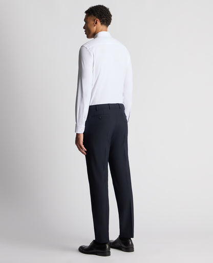 Man wearing a white Regular Fit Fine Twill Comfort Shirt