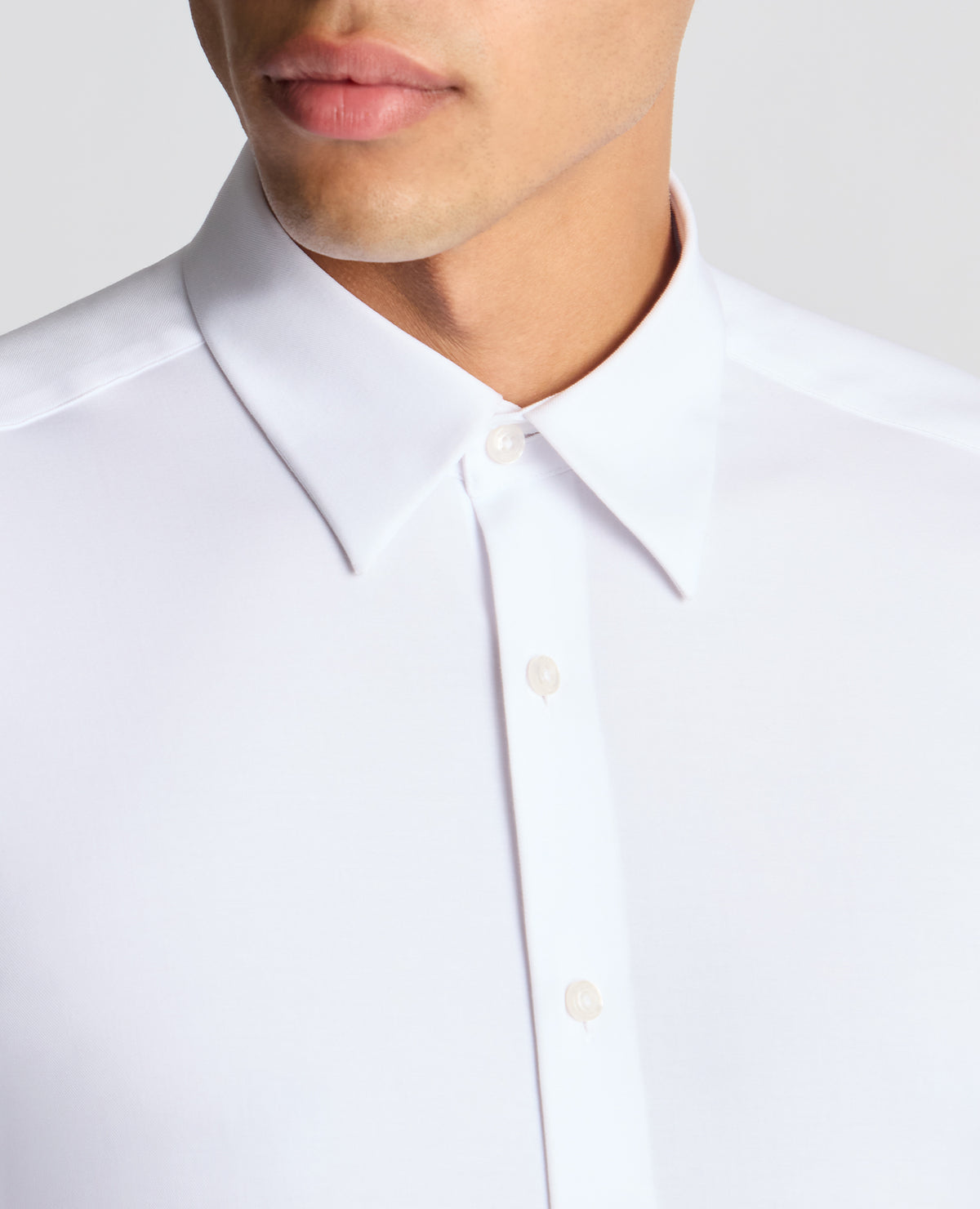 Man wearing a white Regular Fit Fine Twill Comfort Shirt