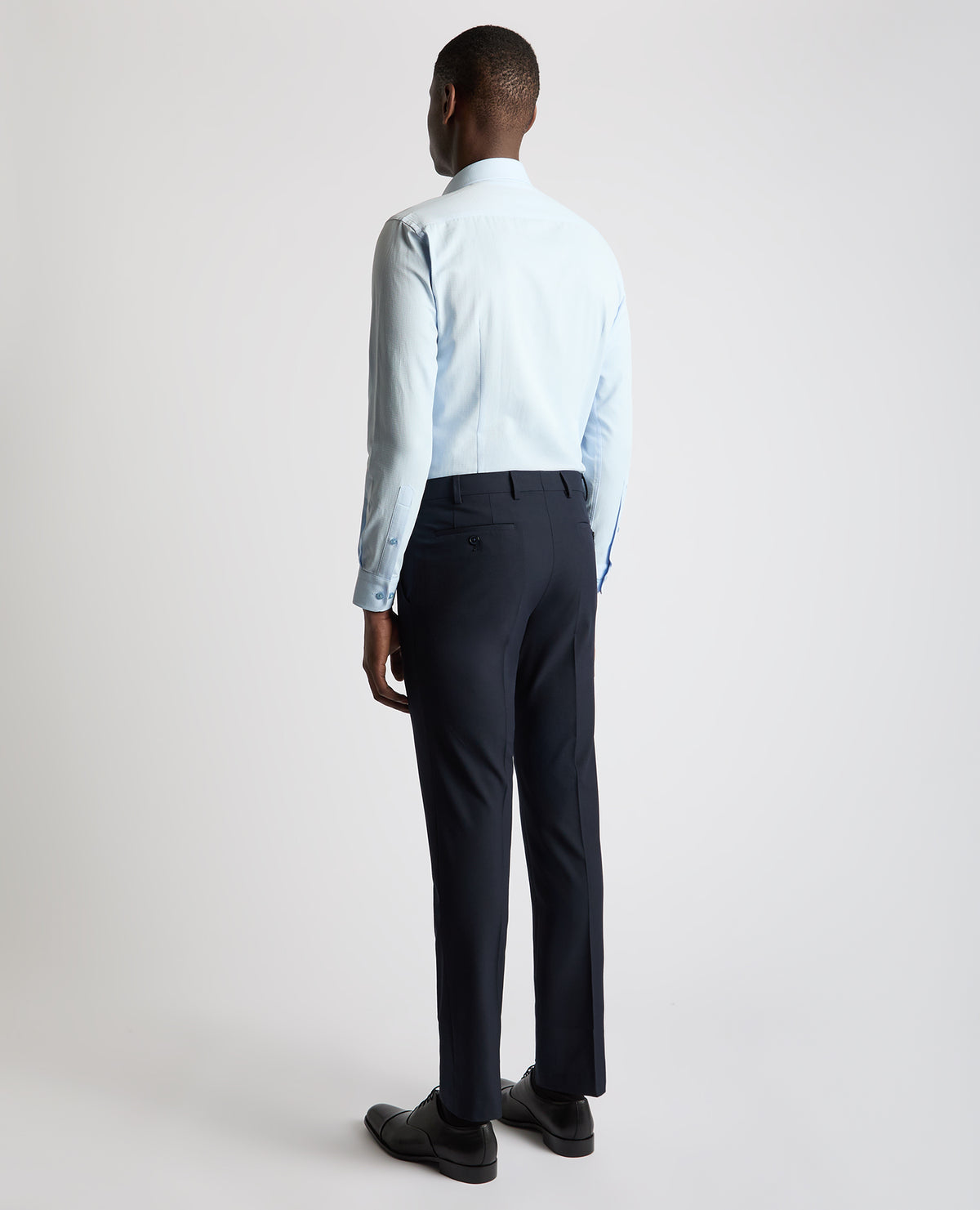 Man wearing a blue Slim Fit Cotton-Blend Shirt