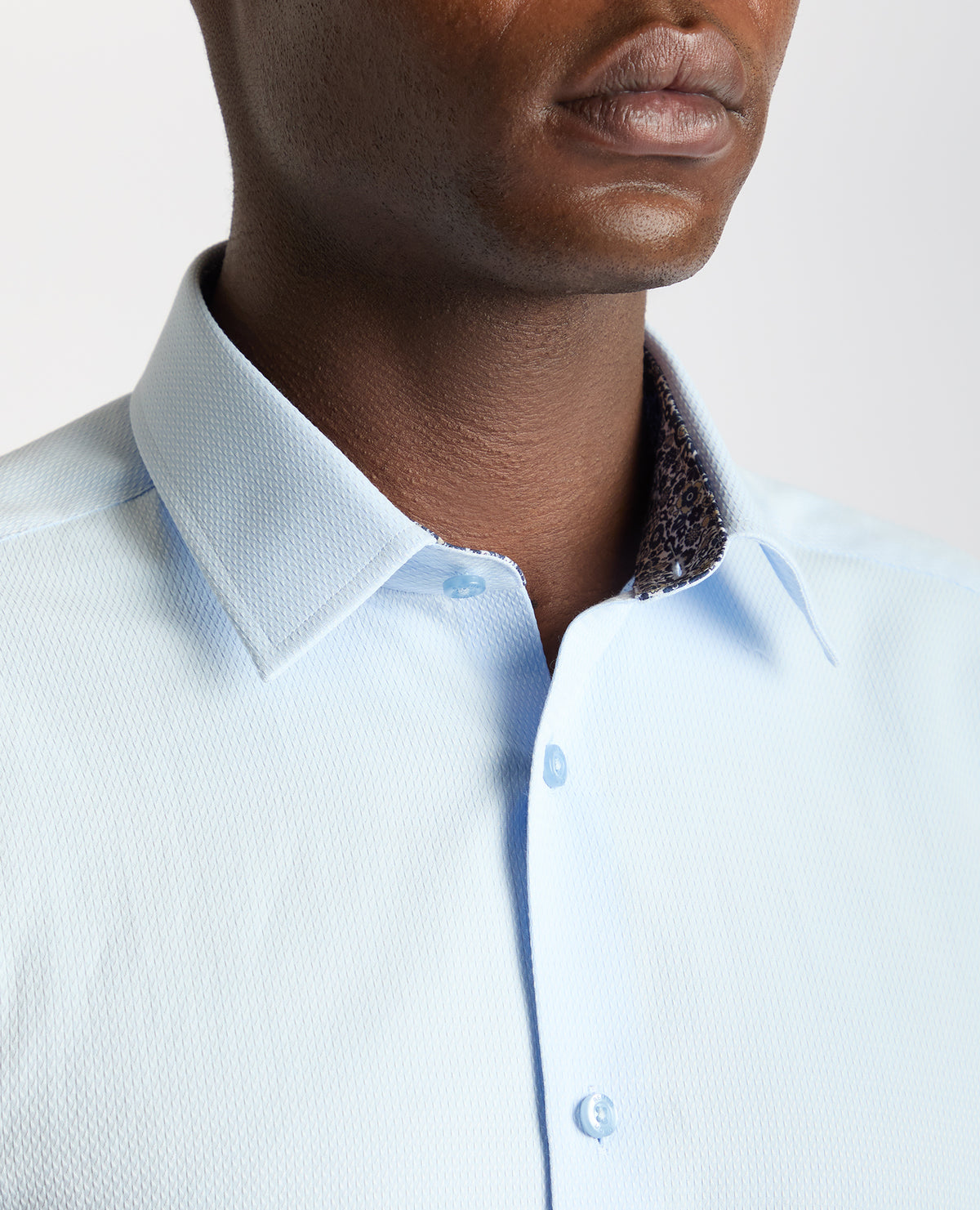 Man wearing a blue Slim Fit Cotton-Blend Shirt