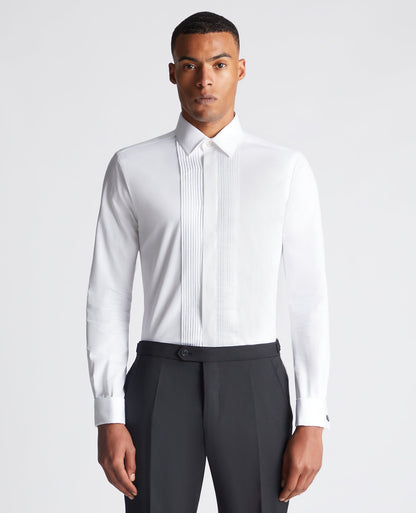 Man wearing a white Slim fit Cotton-Blend Shirt