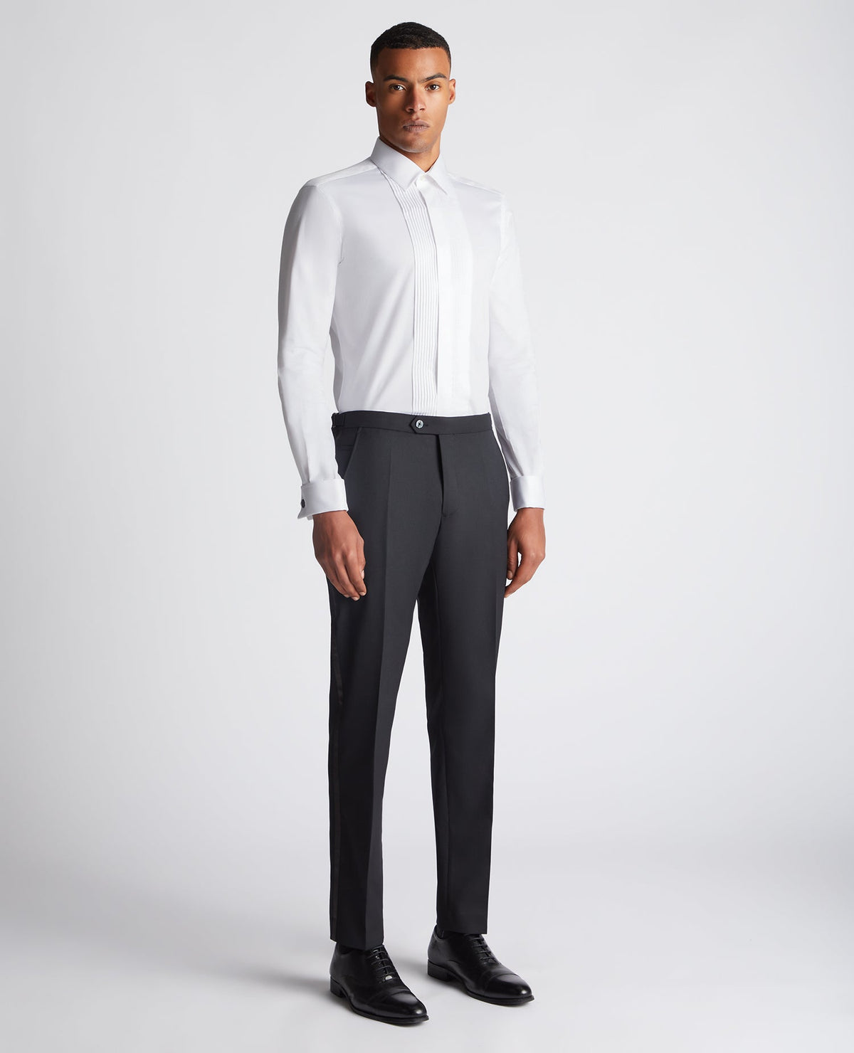 Man wearing a white Slim fit Cotton-Blend Shirt