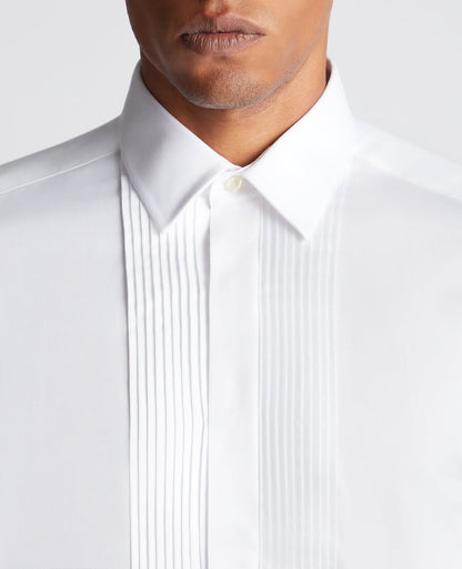 Man wearing a white Slim fit Cotton-Blend Shirt