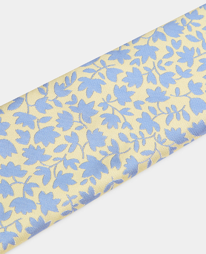 Man wearing a orange Leaf Print Tie