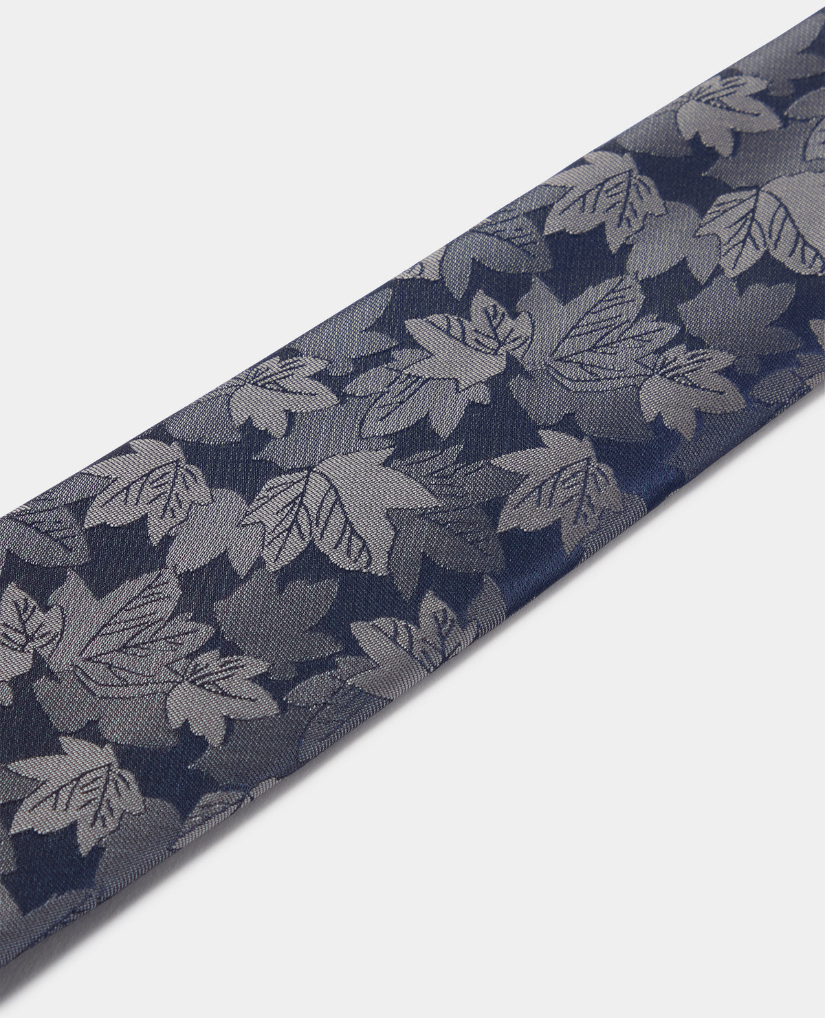 Man wearing a navy Leaf Cluster Print Tie