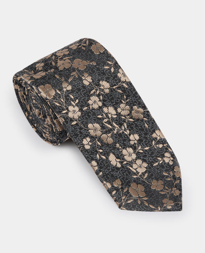 Man wearing a grey Floral Tie
