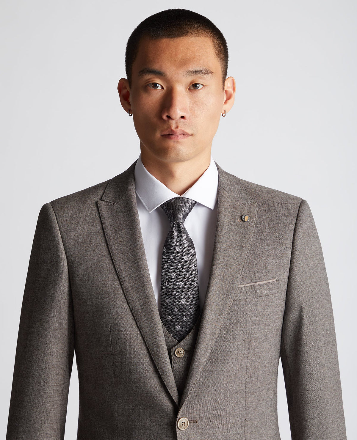 Man wearing a grey Geometric design tie