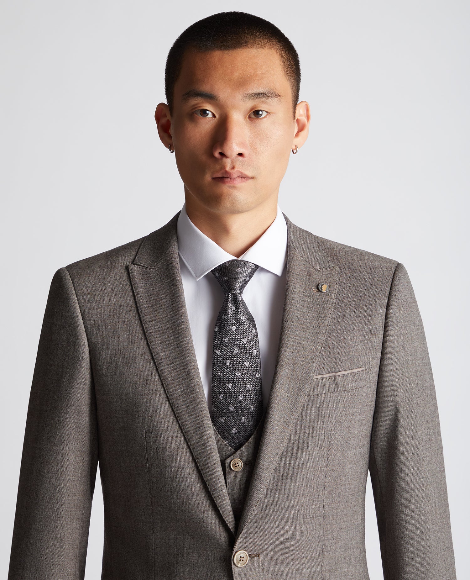 Man wearing a grey Geometric design tie