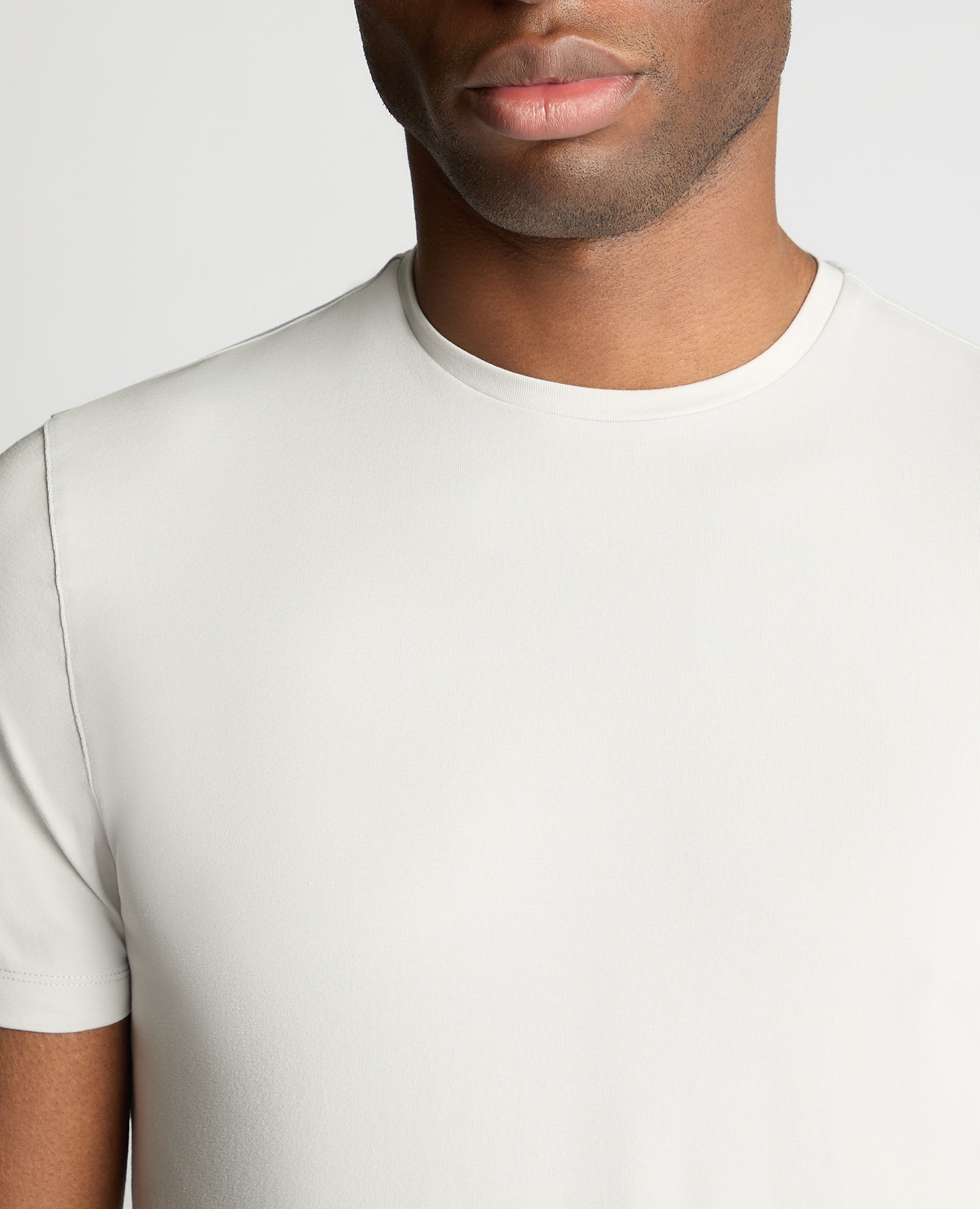 Man wearing a Grey t-shirt
