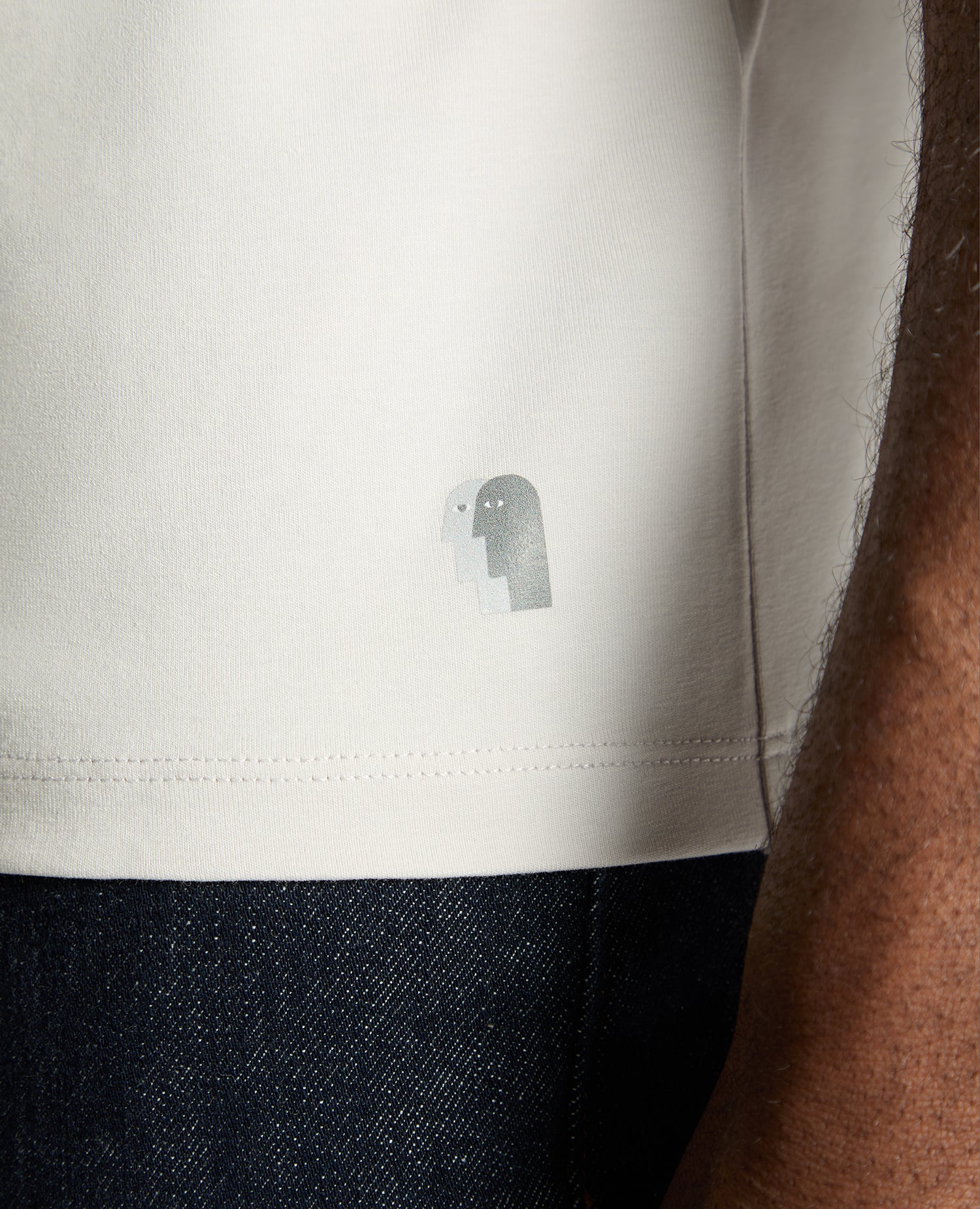 Man wearing a Grey t-shirt
