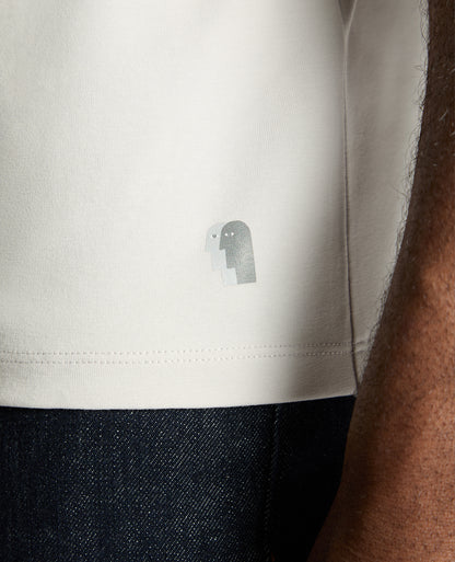 Man wearing a Grey t-shirt