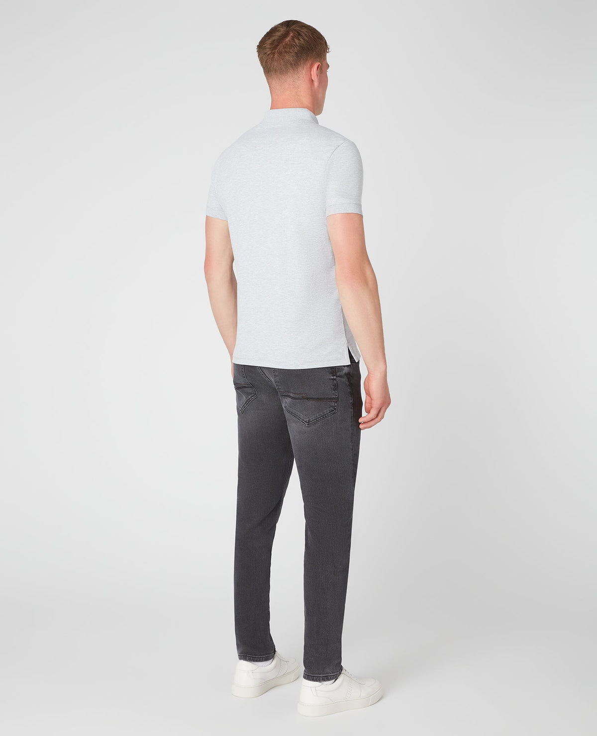 Man wearing a grey Tapered Fit Cotton-Stretch Jersey Polo Shirt