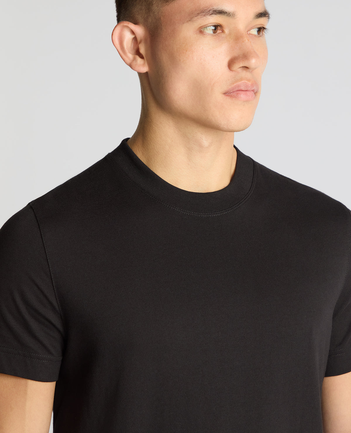 Man wearing a black Regular Fit Organic Cotton T-Shirt