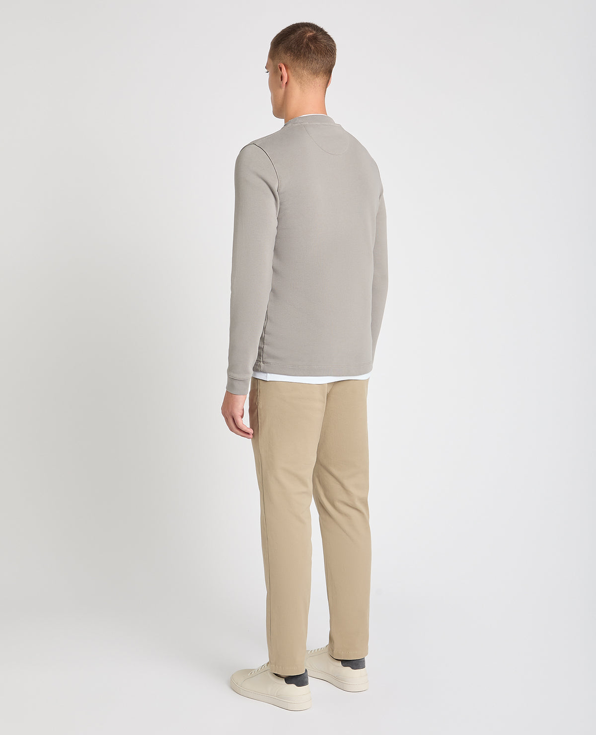 Man wearing a Grey jumper