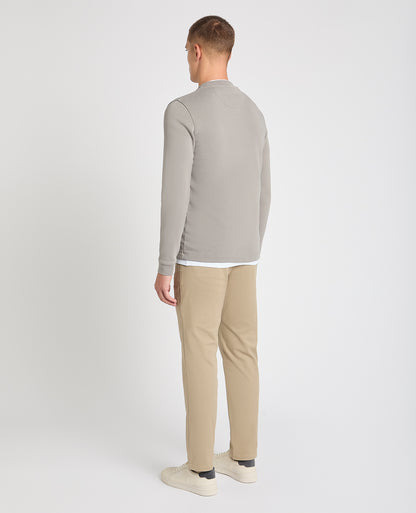 Man wearing a Grey jumper