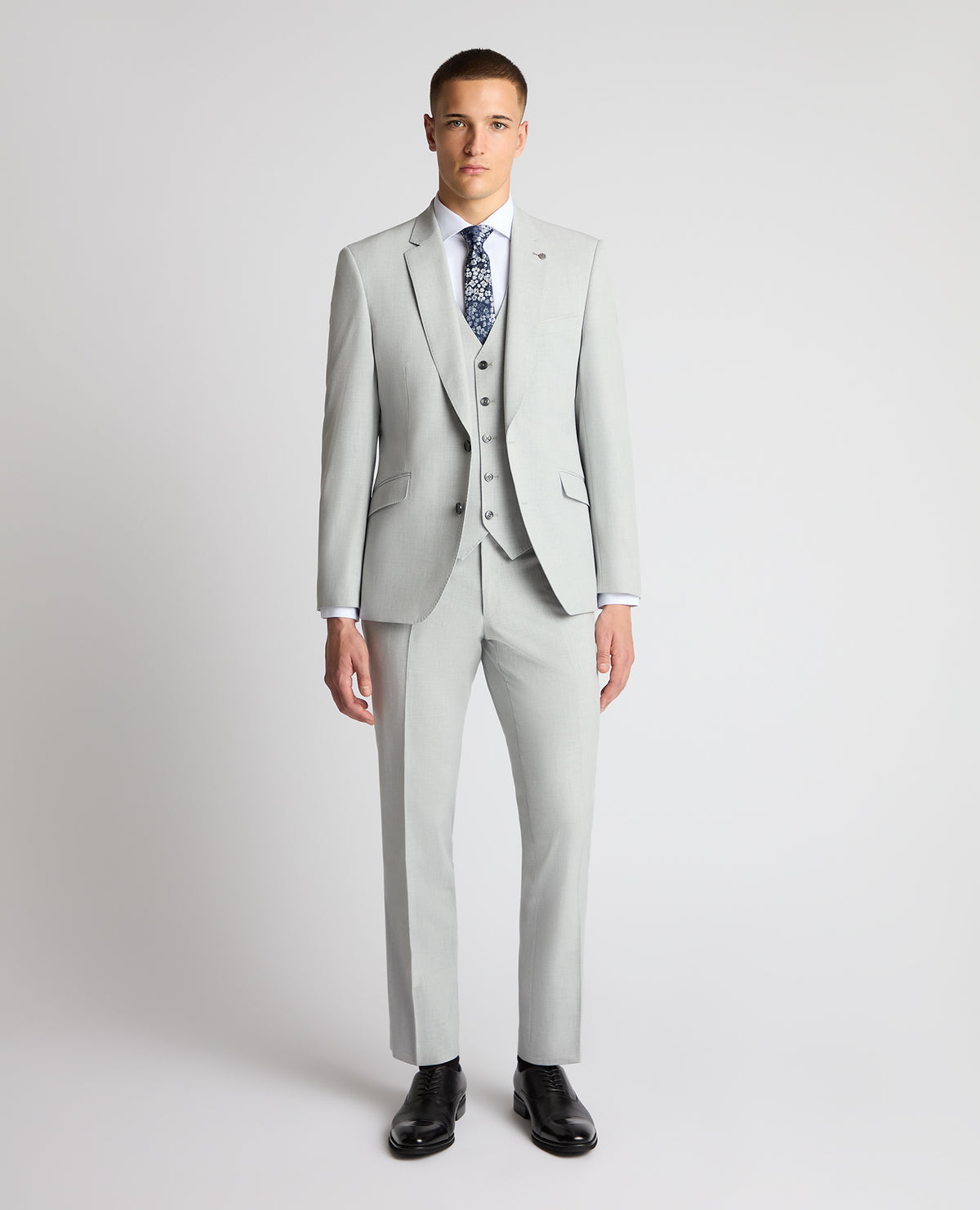 Man wearing a Grey suit
