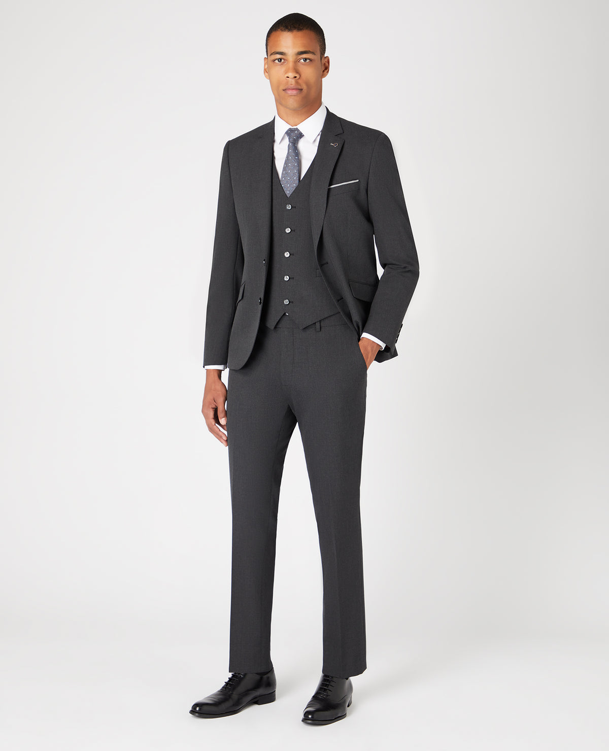 Man wearing a Grey suit