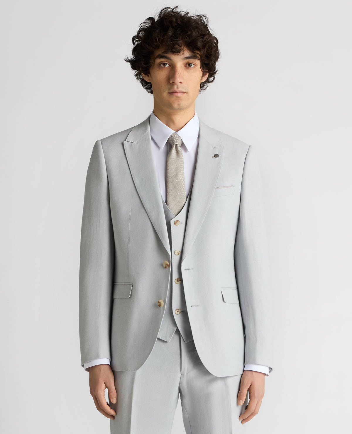 Man wearing a blue Slim Fit Linen-Blend Suit Jacket