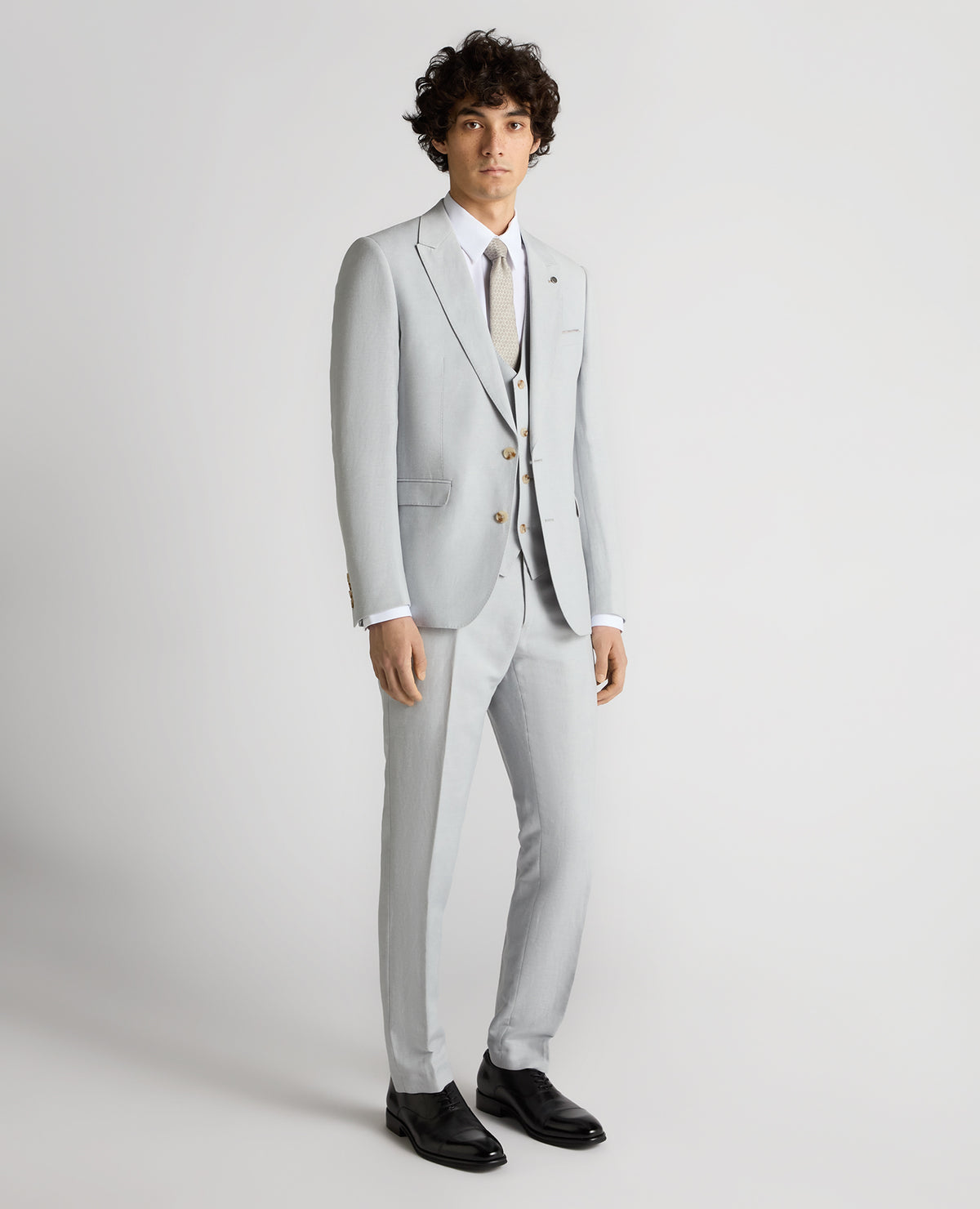 Man wearing a blue Slim Fit Linen-Blend Suit Jacket