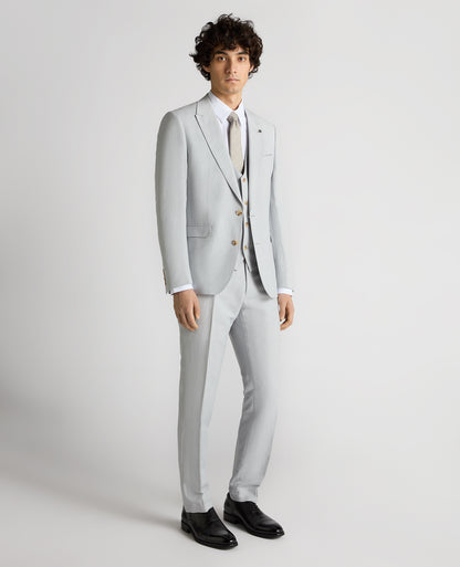 Man wearing a blue Slim Fit Linen-Blend Suit Jacket
