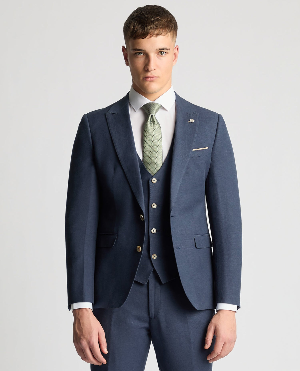 Man wearing a blue Slim Fit Linen-Blend Suit