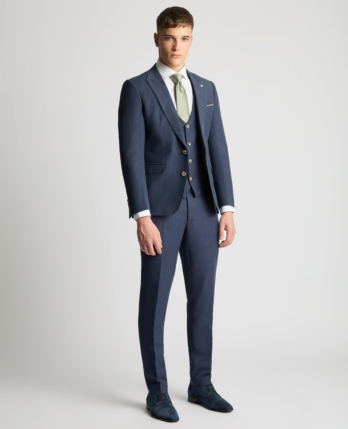 Man wearing a blue Slim Fit Linen-Blend Suit