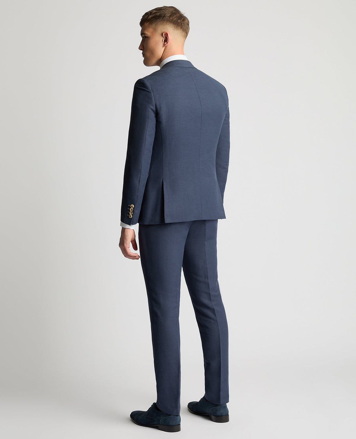 Man wearing a blue Slim Fit Linen-Blend Suit