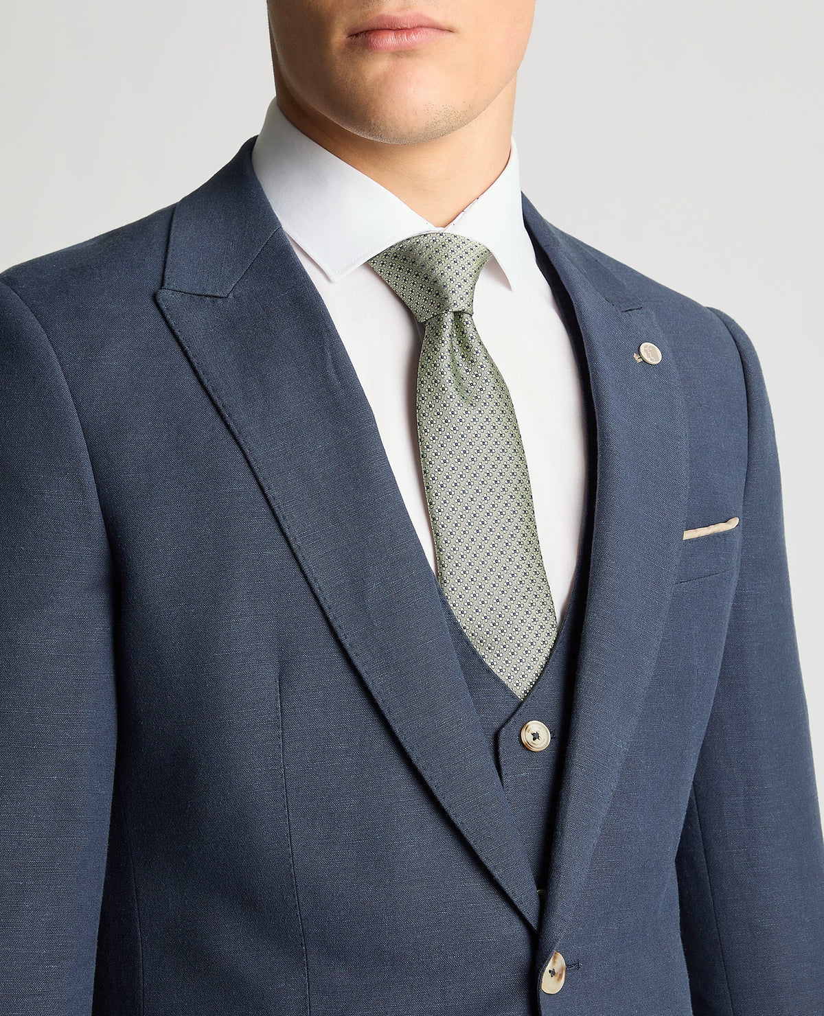 Man wearing a blue Slim Fit Linen-Blend Suit