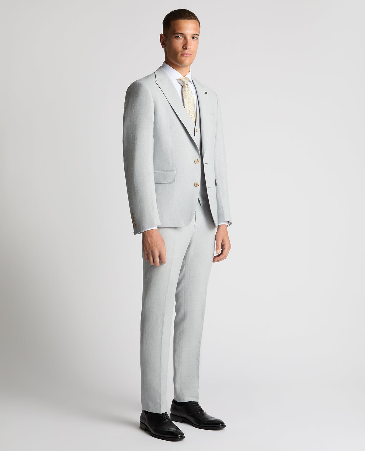 Man wearing a blue Tapered Fit Linen-Blend Suit Jacket