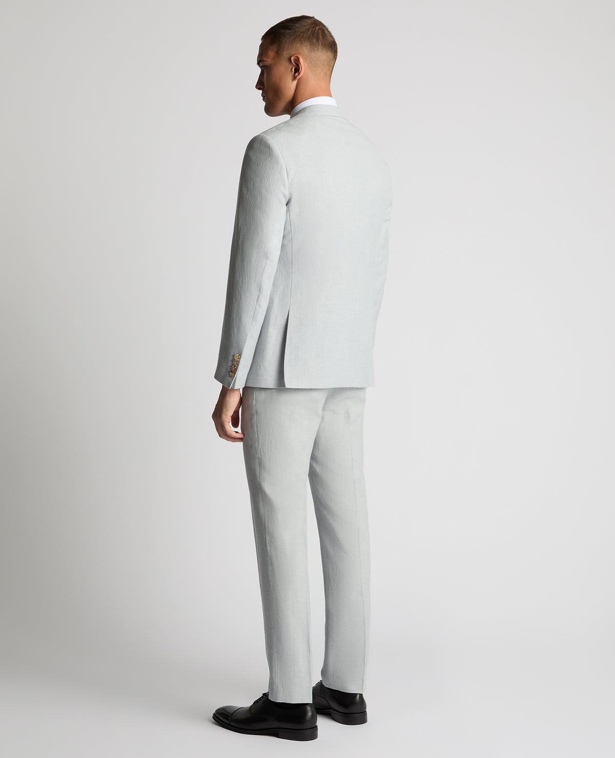 Man wearing a blue Tapered Fit Linen-Blend Suit Jacket