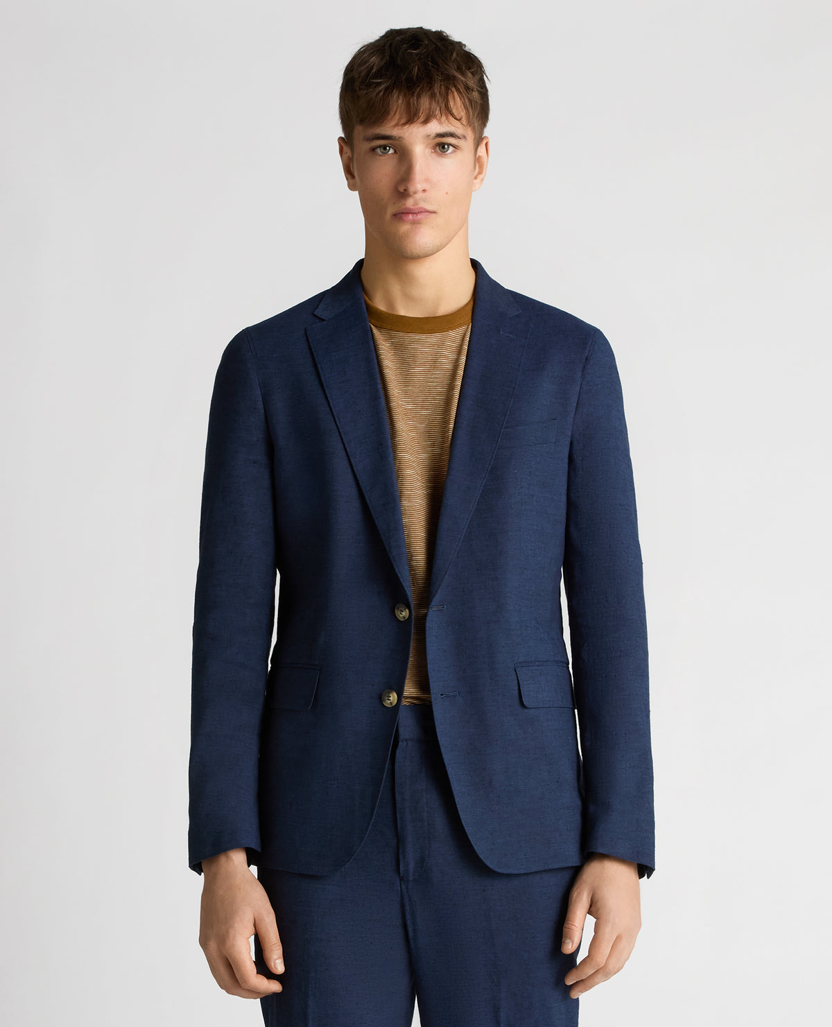 Man wearing a blue Slim Fit Linen-Blend Jacket