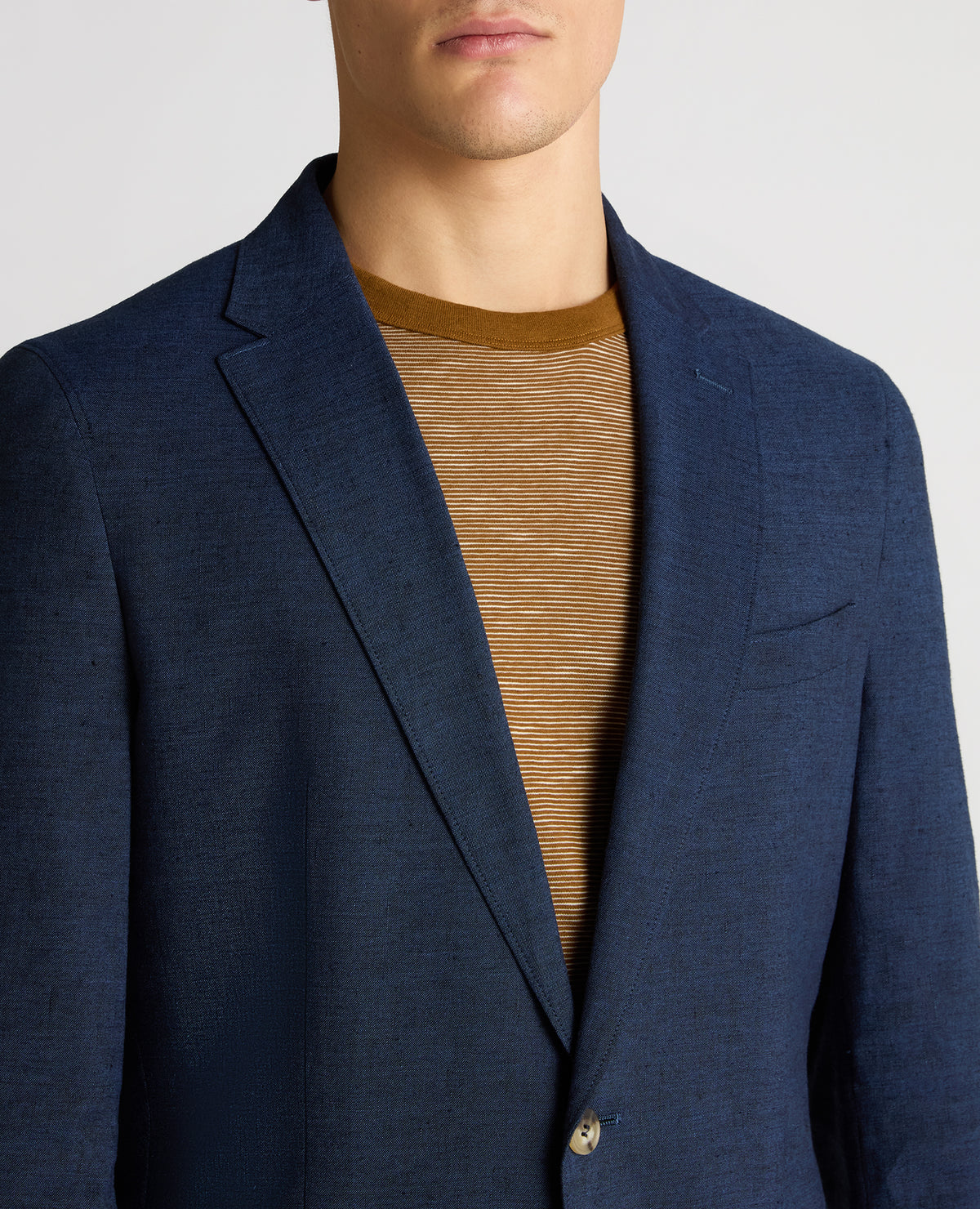 Man wearing a blue Slim Fit Linen-Blend Jacket