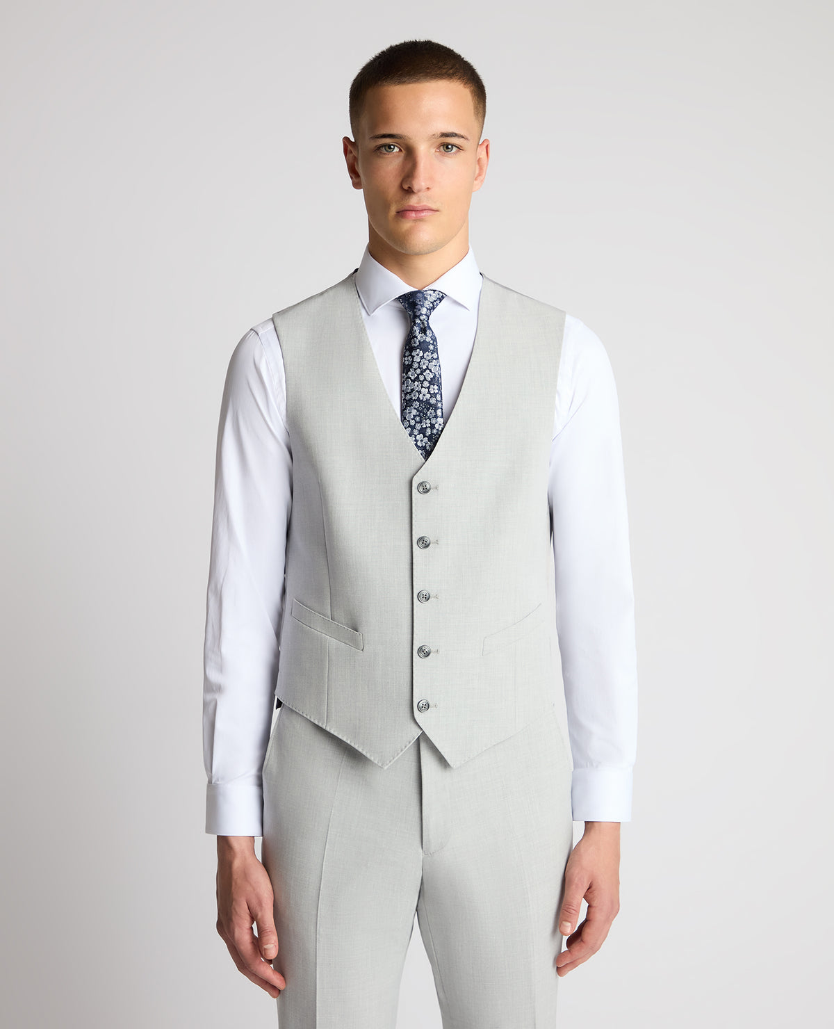 Man wearing a Grey suit