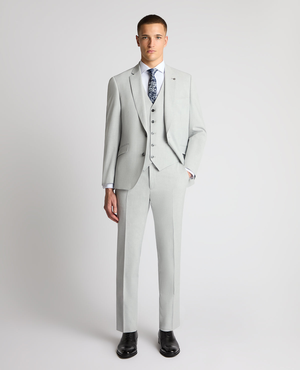 Man wearing a Grey suit