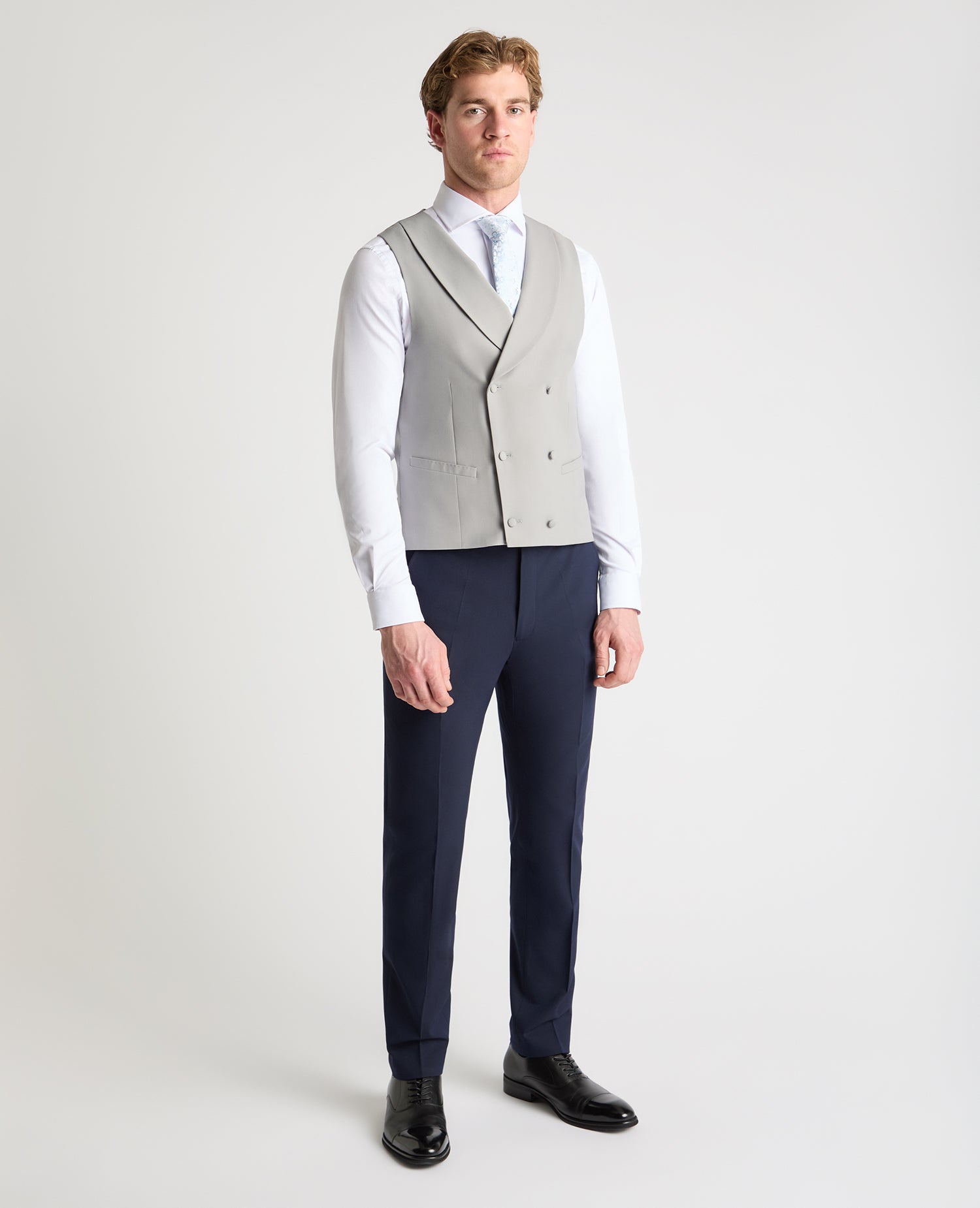 Man wearing a Grey suit