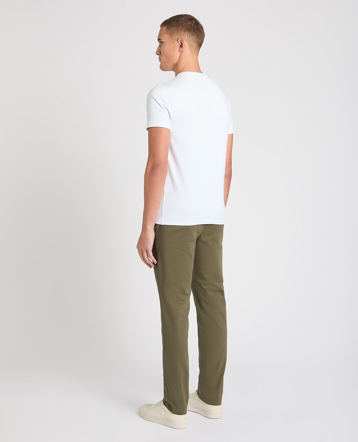 Man wearing a green chino