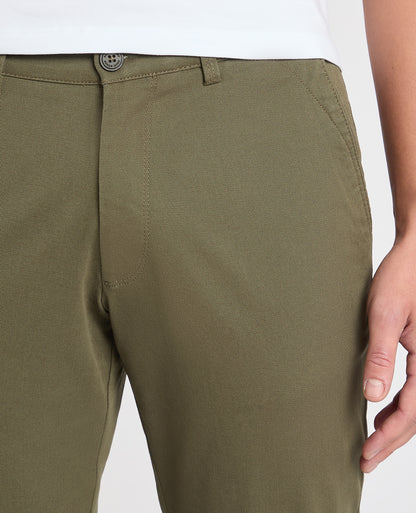 Man wearing a green chino