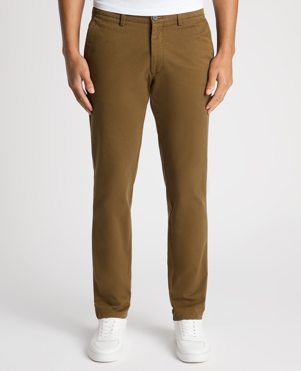 Man wearing a green Slim Fit Cotton-Stretch Washed Chino
