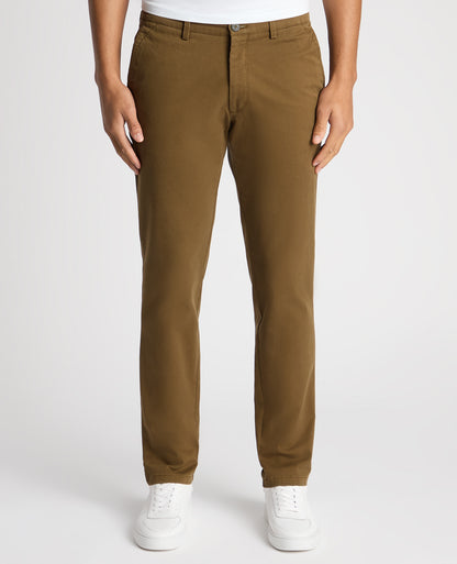 Man wearing a green Slim Fit Cotton-Stretch Washed Chino