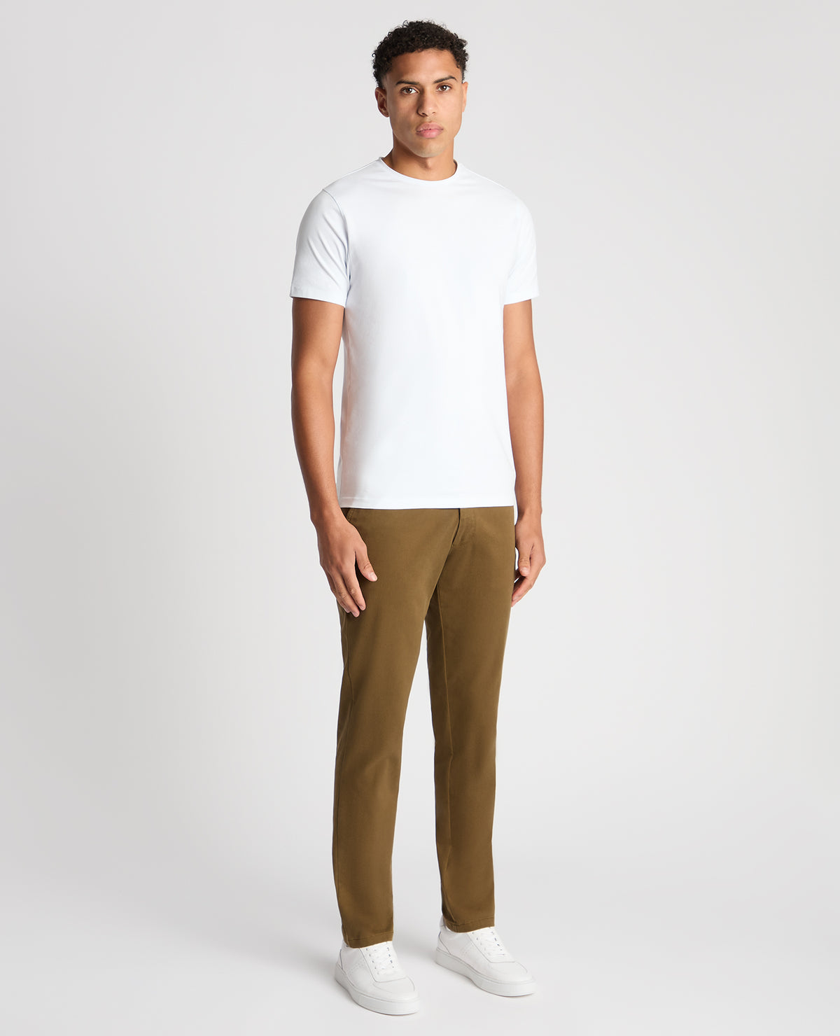 Man wearing a green Slim Fit Cotton-Stretch Washed Chino