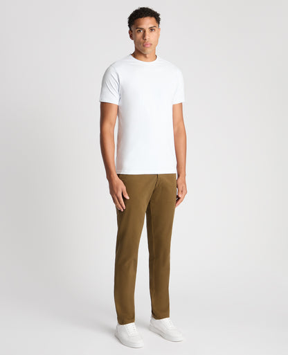 Man wearing a green Slim Fit Cotton-Stretch Washed Chino