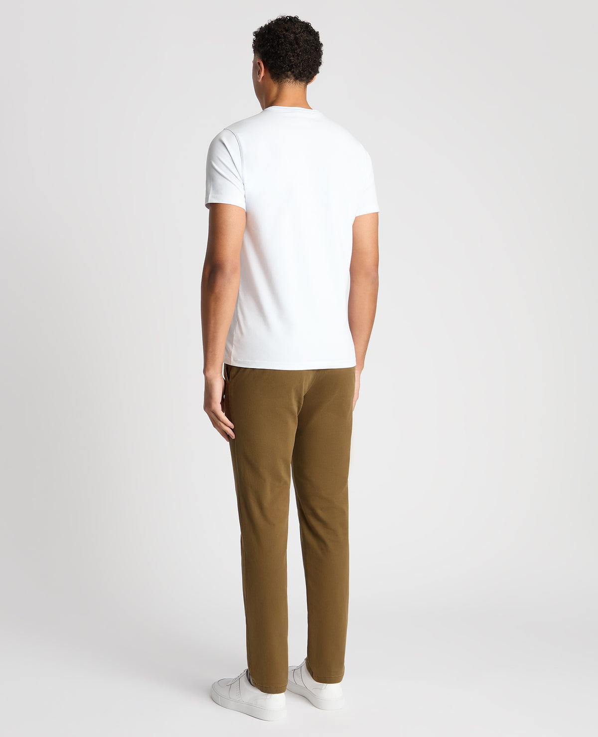Man wearing a green Slim Fit Cotton-Stretch Washed Chino