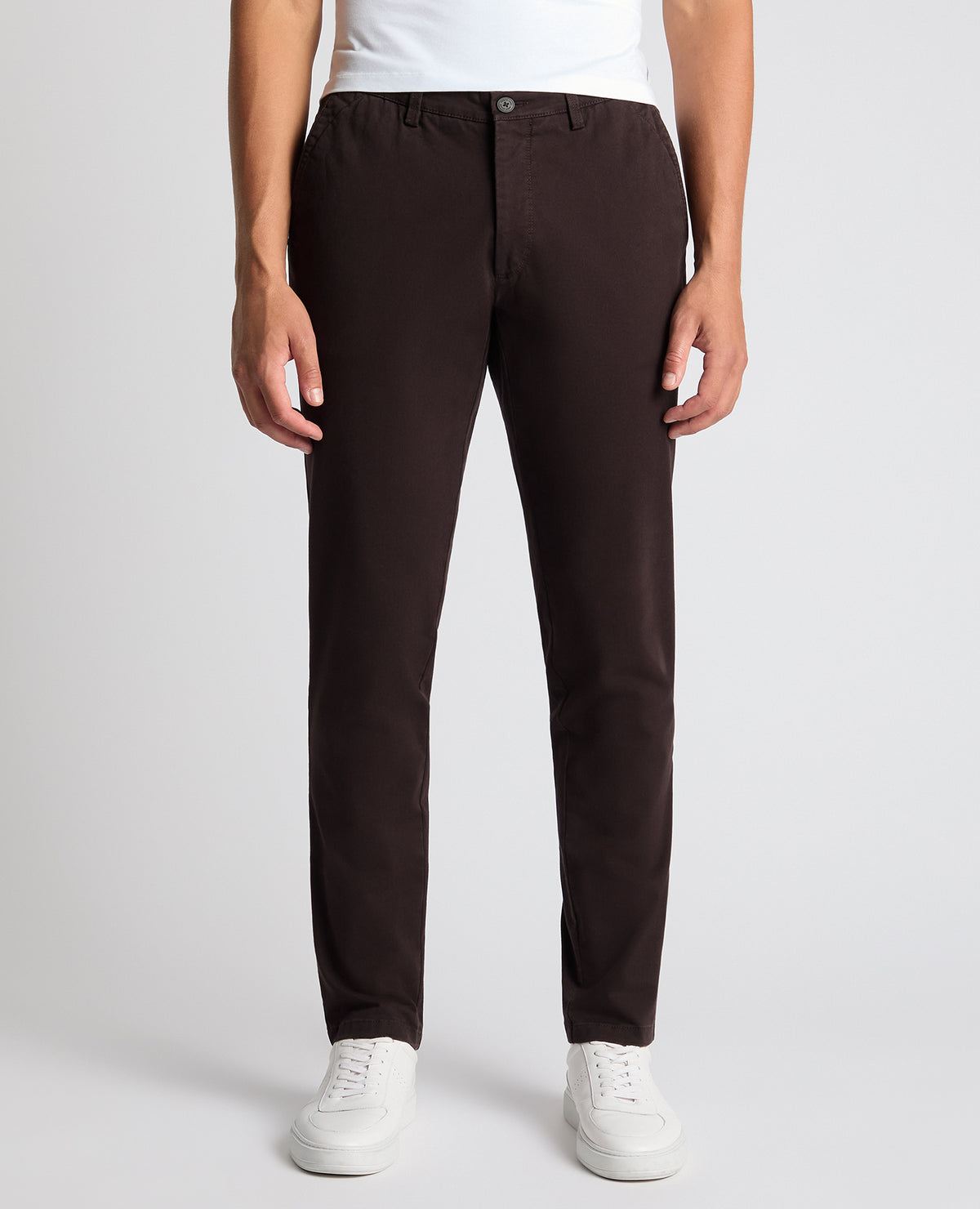 Man wearing a brown Slim Fit Cotton-Stretch Washed Chino