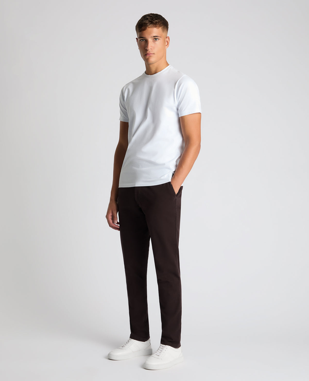 Man wearing a brown Slim Fit Cotton-Stretch Washed Chino