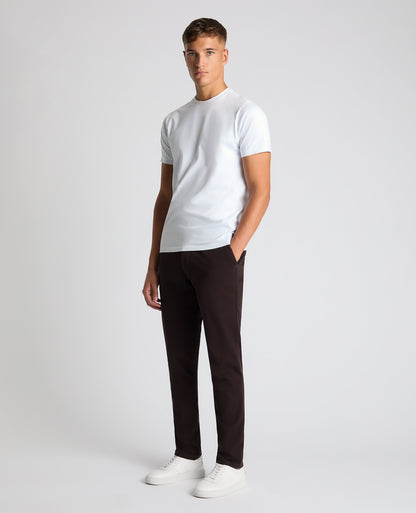 Man wearing a brown Slim Fit Cotton-Stretch Washed Chino