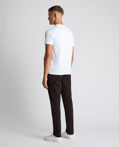 Man wearing a brown Slim Fit Cotton-Stretch Washed Chino
