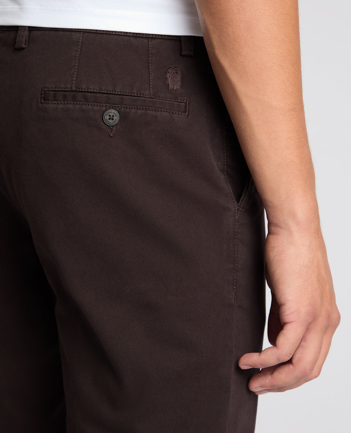 Man wearing a brown Slim Fit Cotton-Stretch Washed Chino